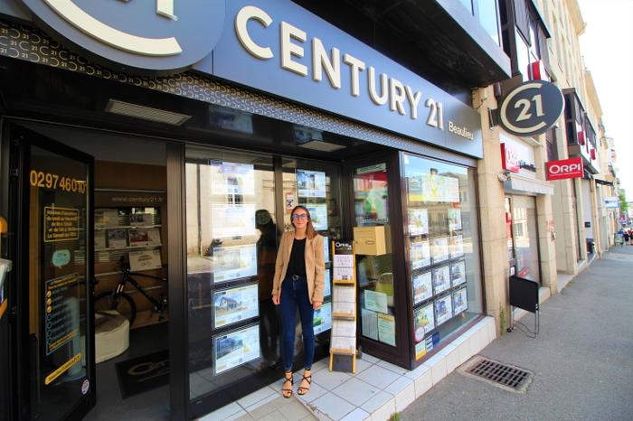 century-21-beaulieu-vannes-agrandit-son-service-location-gestion-et-accueille-illonna-leaute