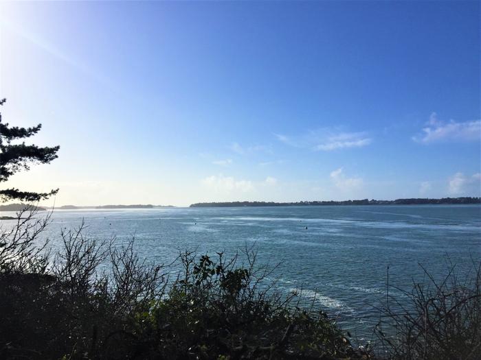 vue-sur-l'-entree-du-golfe-du-morbihan-entre-arzon-et-locmariaquer