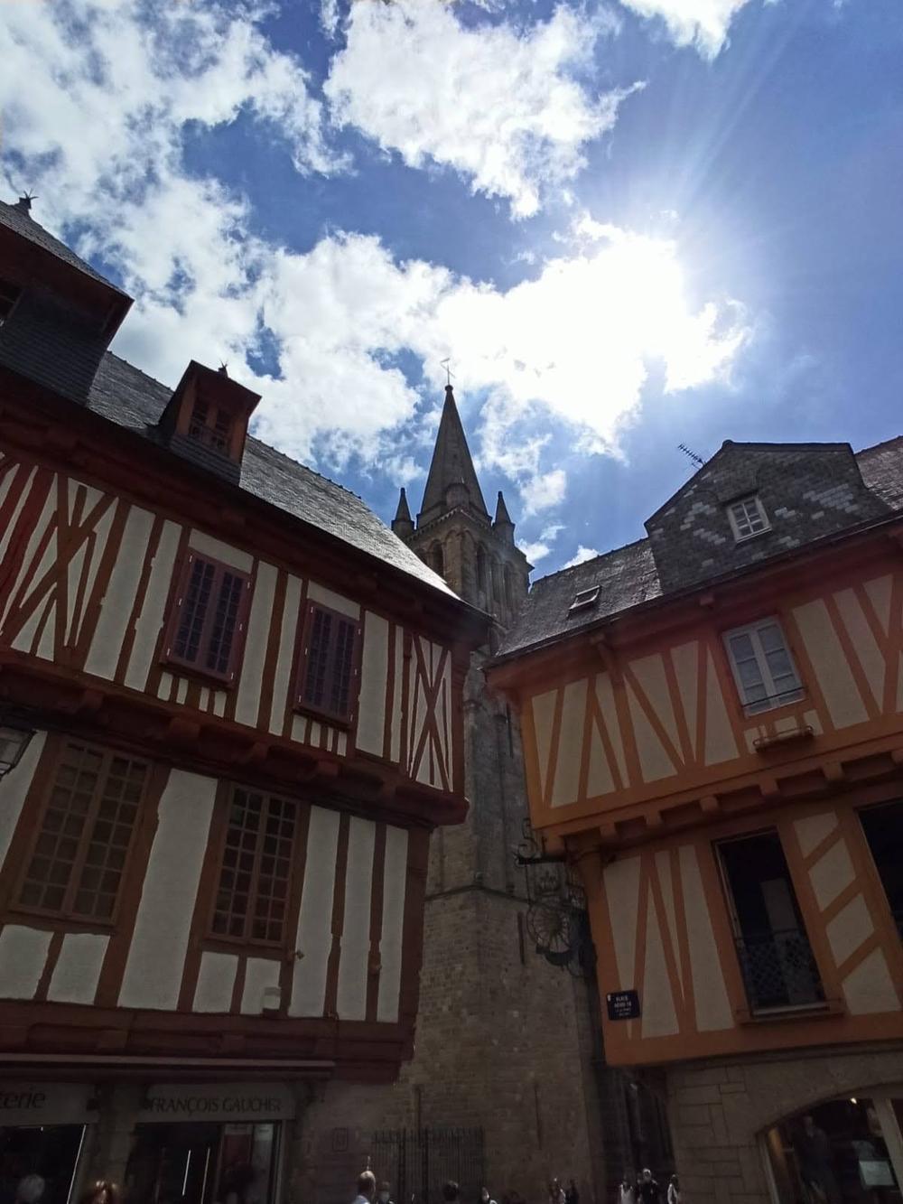 Century21_article_info_bretagne_vannes_morbihan_beaulieu_agence_immobiler_immo_bailleur_propriétaire_locataire_dynamique_vannes_mandat_confiance__noel_christmas_santa_animation_secteur_gestion_locative_energie_loyer_histoire_cathédrale_locale